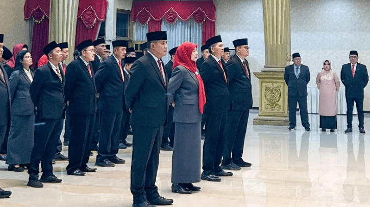 Pelantikan sejumlah pejabat struktural dan penunjukan pelaksana tugas (Plt) oleh Bupati Jember, Muhammad Fawait, yang berlangsung di Pendapa Wahyawibawagraha, Selasa malam (24/6).