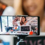 Ilustrasi penjualan pedagang daring (online merchant) yang berjualan melalui platform digital.