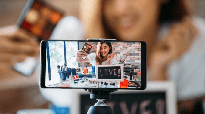 Ilustrasi penjualan pedagang daring (online merchant) yang berjualan melalui platform digital.