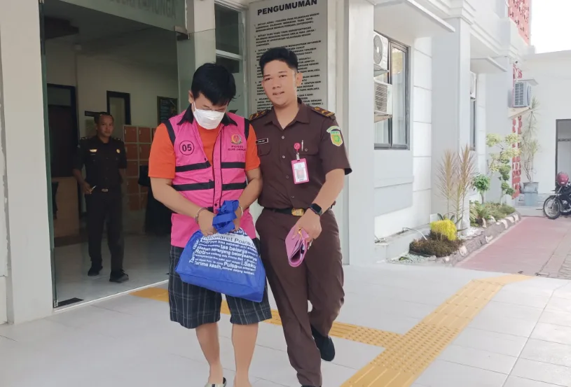 Tersangka buron berinisial AM, yang sempat menghilang selama dua tahun, akhirnya berhasil diamankan oleh tim Kejaksaan Negeri (Kejari) Lamongan.