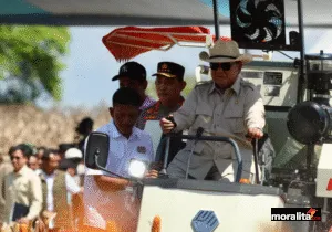 Presiden Republik Indonesia, Prabowo Subianto turut serta menghadiri panen raya jagung di Bengkayang, Kalimantan Barat.