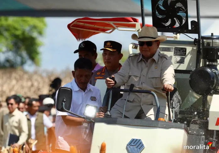 Presiden Republik Indonesia, Prabowo Subianto turut serta menghadiri panen raya jagung di Bengkayang, Kalimantan Barat.