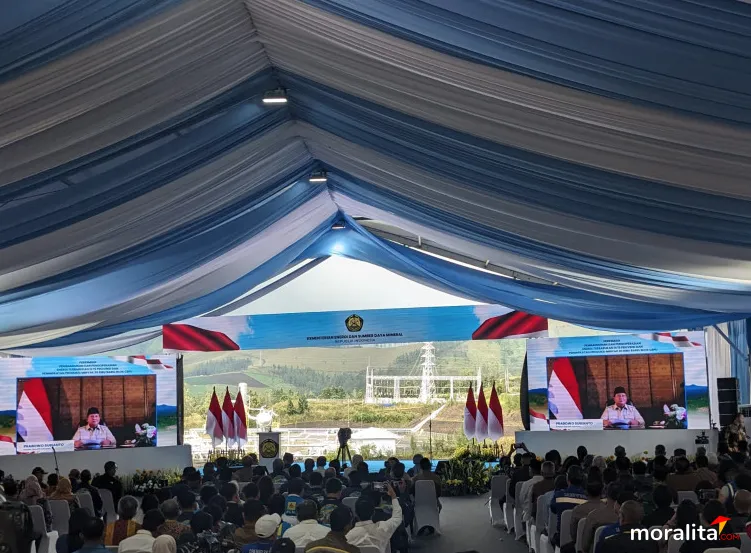 Acara peresmian operasioanal pembangunan 55 pembangkit energi baru dan terbarukan (EBT) di 15 provinsi.