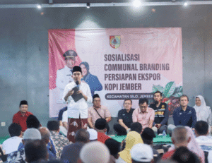 Bupati Jember Muhammad Fawait dalam program inovatif "Bupati Ngantor di Desa dan Kelurahan" (Bunga Desaku).