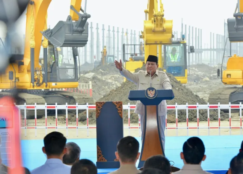 Presiden Republik Indonesia Prabowo Subianto saat meresmikan peletakan batu pertama (groundbreaking) megaproyek ekosistem baterai kendaraan listrik (electric vehicle/EV) terintegrasi di Karawang, Jawa Barat, Minggu (29/6).