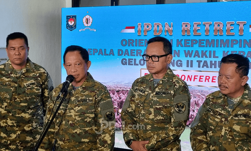 Menteri Dalam Negeri (Mendagri) Tito Karnavian usai membuka Retret Kepala Daerah Gelombang II di Kampus Institut Pemerintahan Dalam Negeri (IPDN), Jatinangor, Kabupaten Sumedang, Senin (23/6).